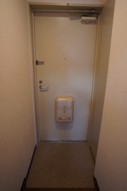 玄関　同物件別部屋の写真。現況優先となります。