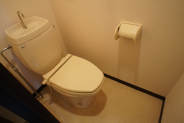 トイレ　同物件別部屋の写真。現況優先となります。