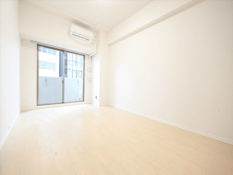 居室・リビング　洋室9.3帖　エアコン完備　バルコニー