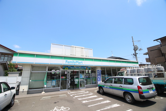 コンビニ　ファミリーマート萩野町四丁目店（コンビニ）まで300m
