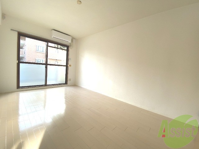 居室・リビング　こちらは７．７帖の洋室です。床はカーペットでした！