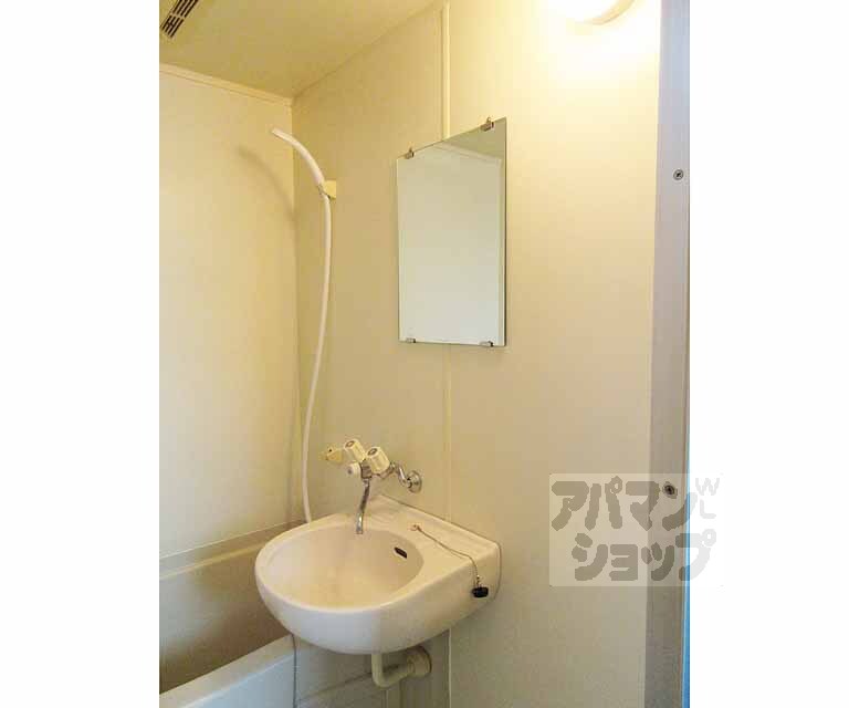 洗面設備　鏡ついてます！