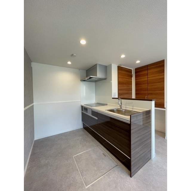 キッチン　ＩＨコンロ付き、キッチン天板は人工大理石