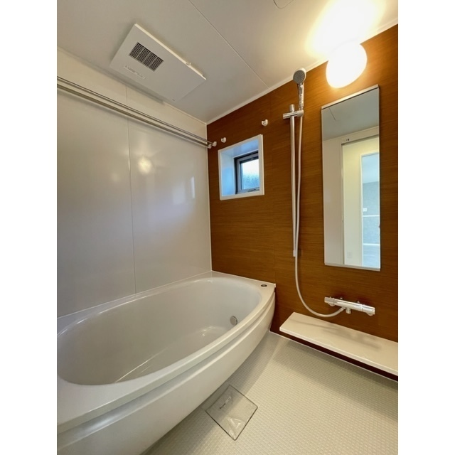 バス・シャワールーム　一坪タイプのワイド浴槽です。入口ドアは片