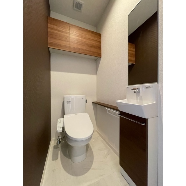 トイレ　手洗い洗面台付きで高級感がございます。