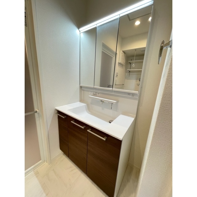 洗面設備　ワイドな洗面化粧台で引き出し収納スペース