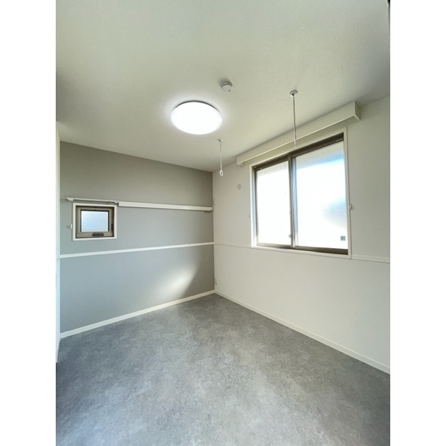 その他部屋・スペース　窓が多く明るい室内、カーテンボックスがお