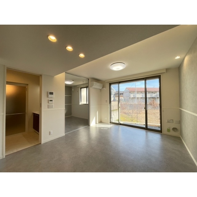 居室・リビング　下がり天井と間接照明が素敵なリビング