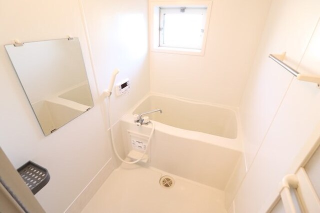バス・シャワールーム　追い焚き給湯式浴室（小窓付）
