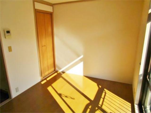 その他　明るい洋室