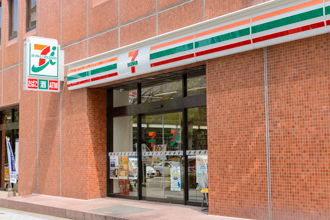 コンビニ　セブンイレブン（コンビニ）まで240m