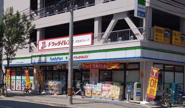 コンビニ　ファミリーマートドラッグイレブン神屋町店（コンビニ）まで182m