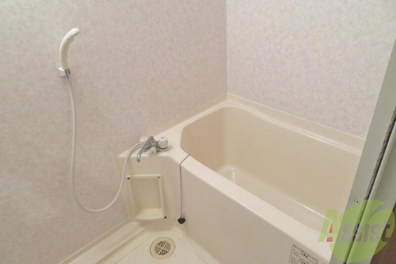 バス・シャワールーム　お風呂は洗い場も浴槽も広い感じです。