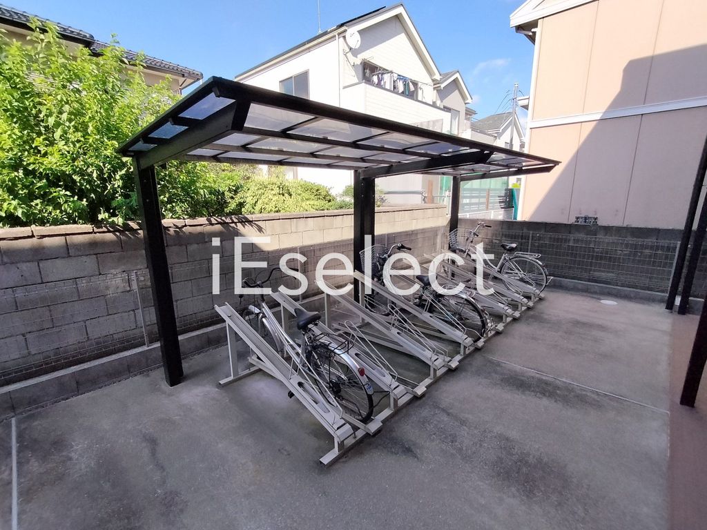 駐車場　屋根付き駐輪場