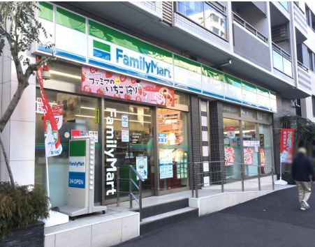 コンビニ　ファミリーマート市谷柳町店（コンビニ）まで228m