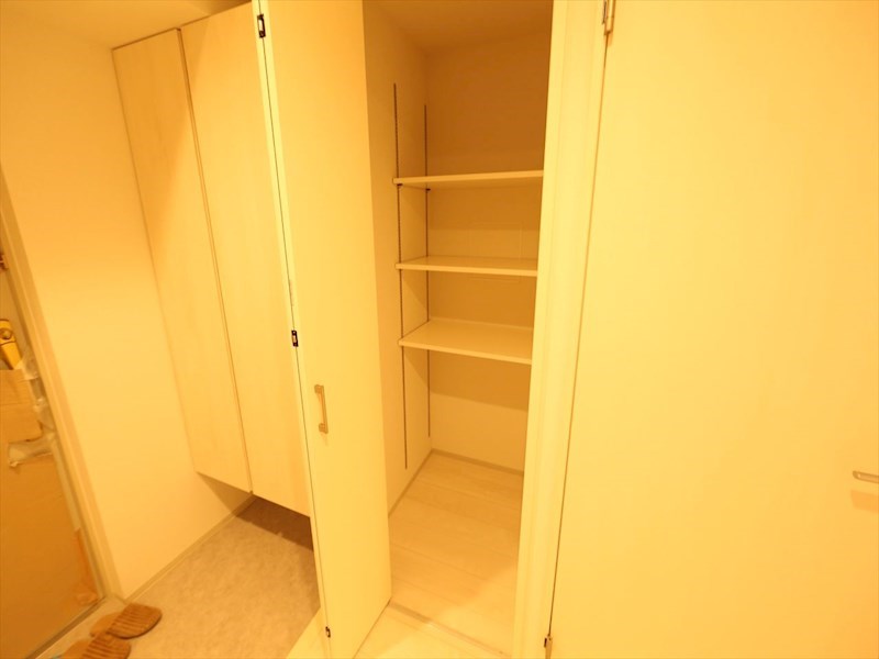 玄関　玄関　収納付（収納充実してます）