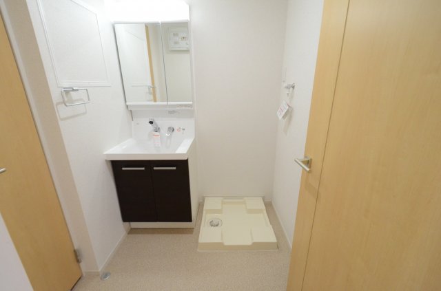 洗面設備　洗面所内に洗濯機置き場あり！