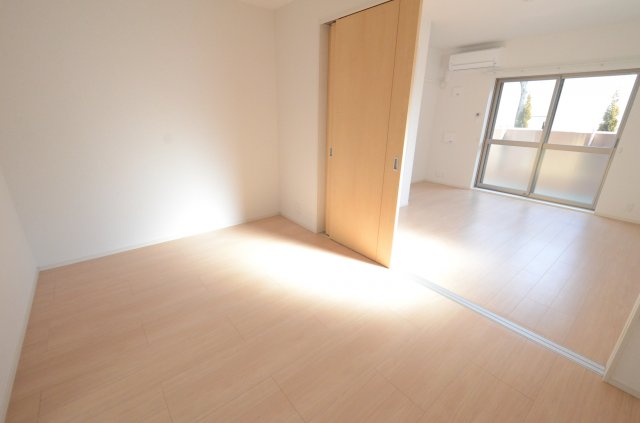 居室・リビング　エアコン付きで快適に過ごせます♪