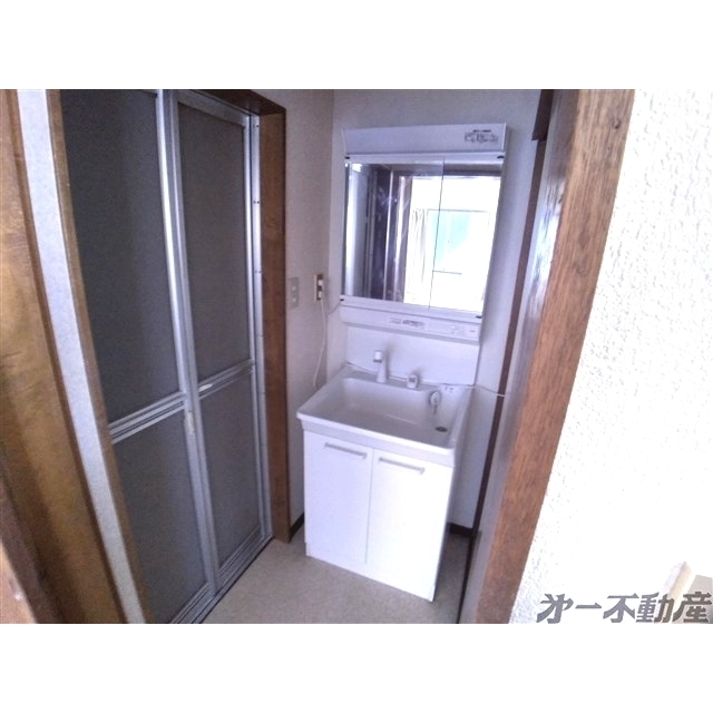 洗面設備　シャワー付洗面化粧台