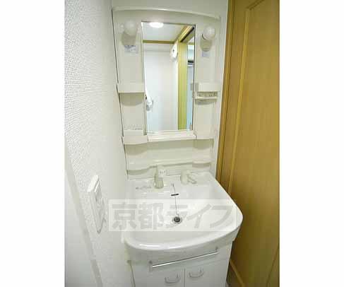 洗面設備　綺麗な洗面台です。