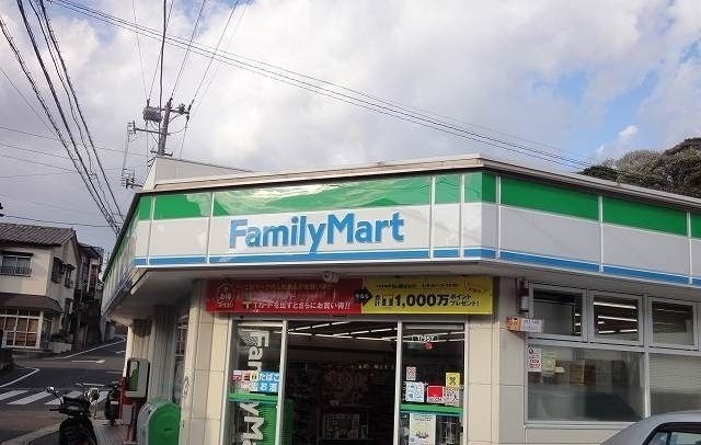 コンビニ　ファミリーマート逗子小坪店（コンビニ）まで300m