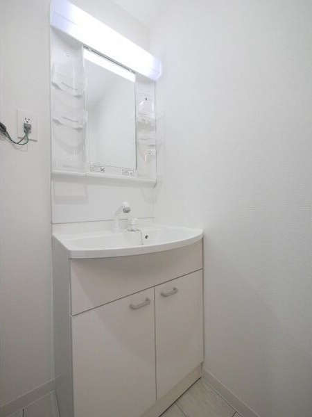 洗面設備　朝の身支度に便利な洗面台です♪