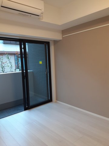 居室・リビング　落ち着いた色合いの床材を使用した居住空間です。