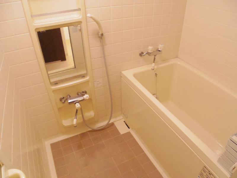 バス・シャワールーム　清潔感のあるお風呂