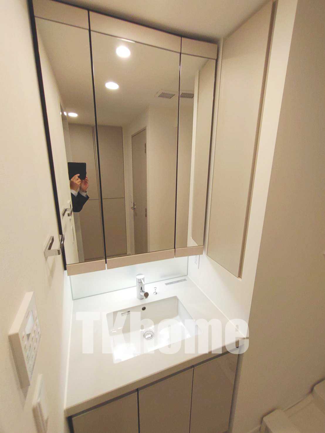 洗面設備　三面鏡