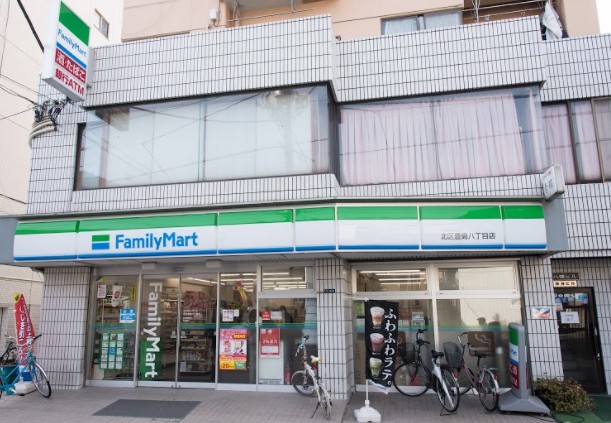 コンビニ　ファミリーマート 北区豊島八丁目店（コンビニ）まで84m