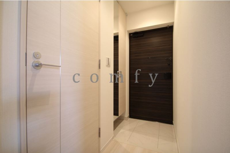 玄関　防犯性の高いダブルロックの玄関・姿見鏡付きです