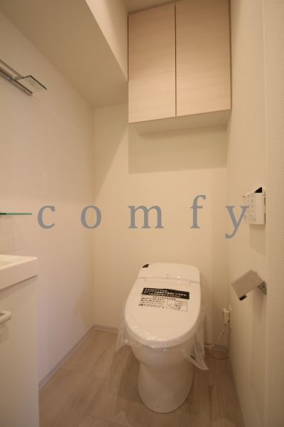 トイレ　ウォシュレット・上部には棚もあり便利です