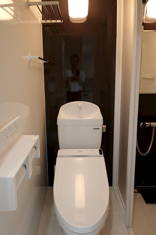 トイレ　シャワールームとは扉があります。