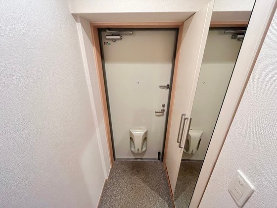 玄関　※別号室の写真です