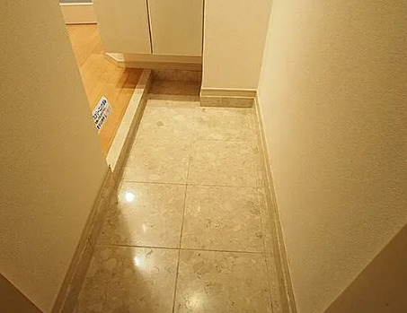 玄関　別部屋の写真を使用しております。