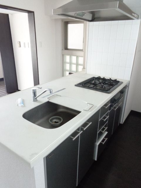 キッチン　三口ガスコンロ