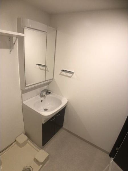 洗面設備　独立洗面台、朝の身支度には欠かせません