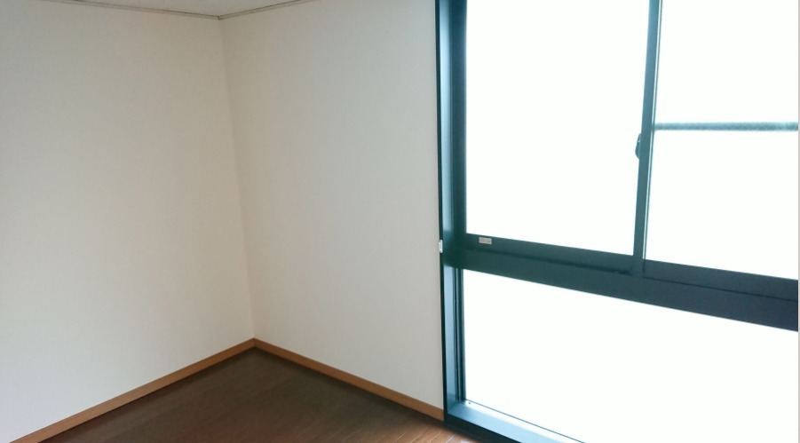 バルコニー　落ち着いた色調の寝室です