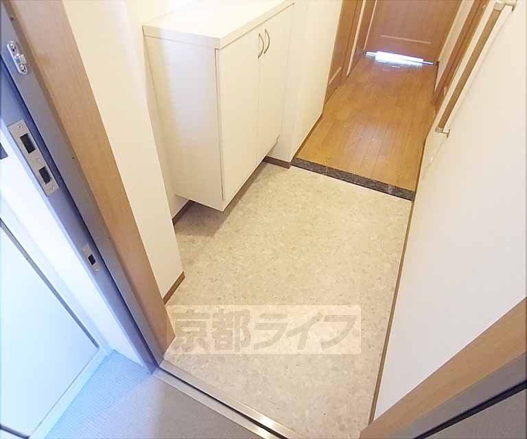 玄関　広く、段差も低い玄関です！