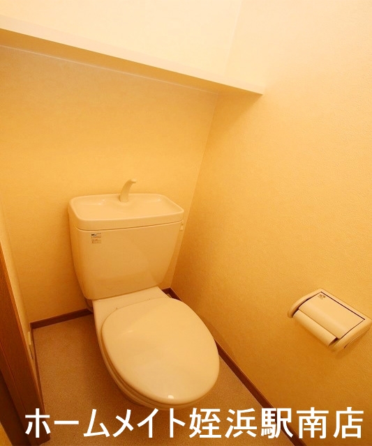 トイレ　★棚があるので収納できます★参考写真