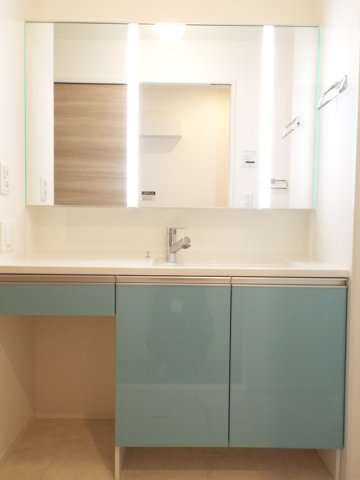 洗面設備　LED照明付き三面鏡キャビネット、洗髪洗面化粧台