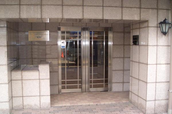 エントランス　落ち着いたエントランスです