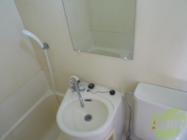 洗面設備　鏡が付いてます。