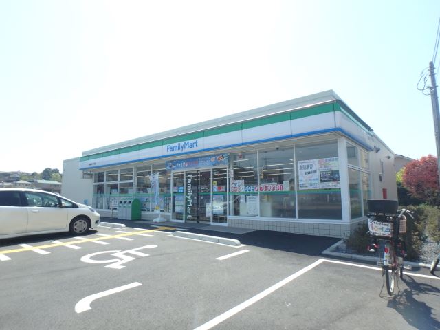 コンビニ　ファミリーマート（コンビニ）まで610m