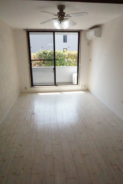 居室・リビング　８．６帖の洋室です☆