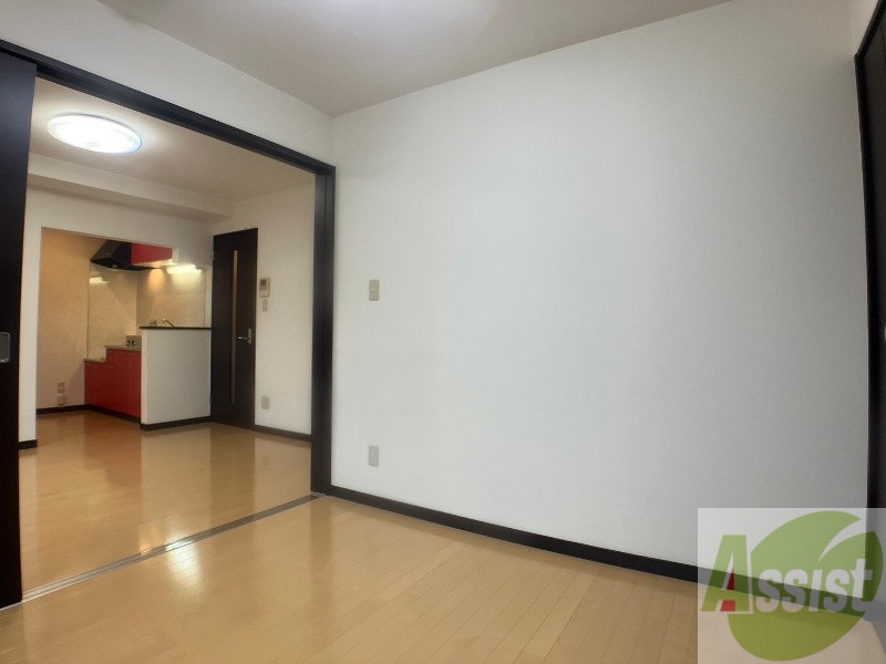 その他部屋・スペース　戸を閉めるとリビングと区切られた寝室にすることができますよ。