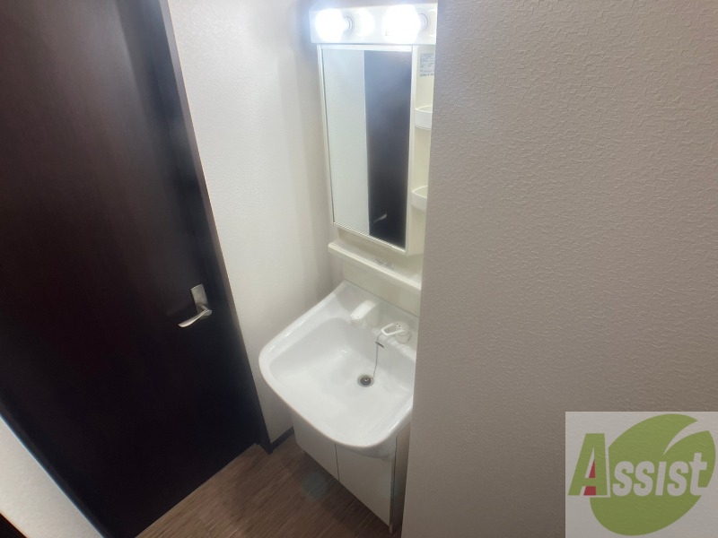 洗面設備　独立洗面台です。大きくてよいですね。シャンプーもできます。