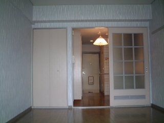 居室・リビング　同物件別号室のものです。