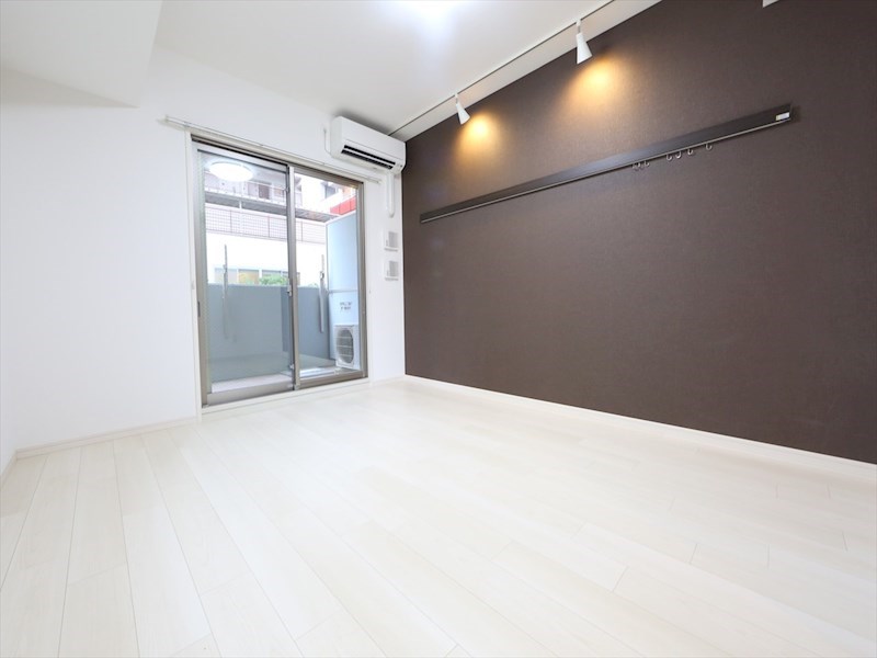 その他　洋室8.5帖　バルコニーに面しています