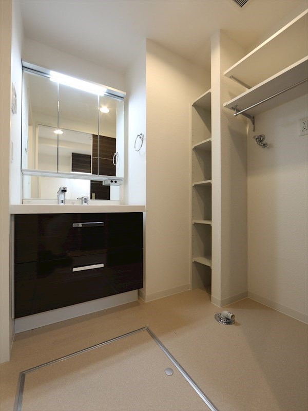 洗面設備　脱衣所　独立洗面台（シャンプードレッサー付）